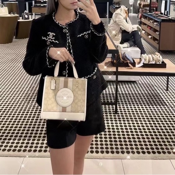 Coach C8417 Dempsey Tote 22 In Signature Jacquard With Stripe And Coach Patch In - Picture 10 of 11